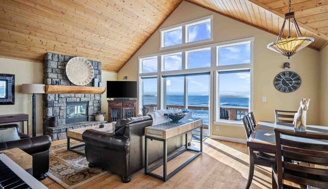 Breathtaking Ocean Front Views, Hot Tub, Fireplace, Deck, Steps from Sandy Beach, Pet Friendly