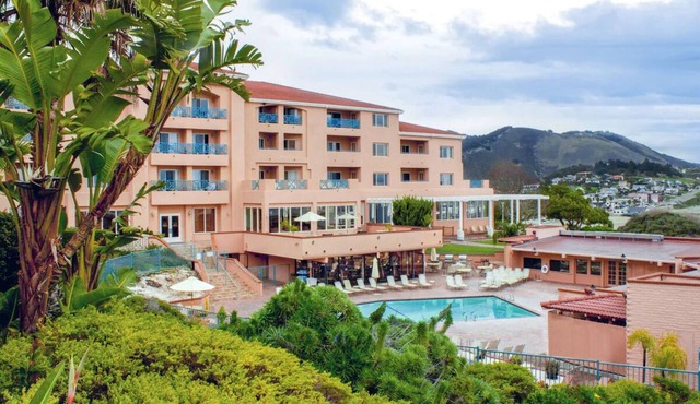 Breathtaking Ocean Views! Full Kitchen, Free Parking, Onsite Swimming Pool