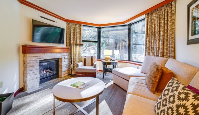 Breathtaking Olympic Valley Gem: Walk to Chairlift