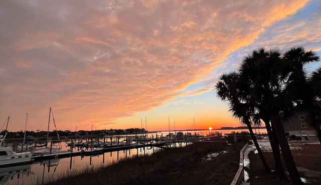 Breathtaking panoramic waterfront views, 15 minute walk to downtown with pool!