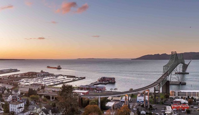 Breathtaking Panoramic Views of the Columbia River and Bridge, Pet Friendly, Open Layout, Great Deck