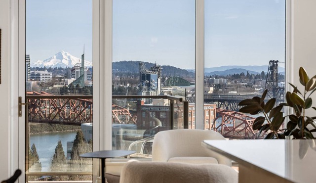 Breathtaking Panoramic Views of Mt. Hood, Willamette River, & City, Pet Friendly + Reserved Parking