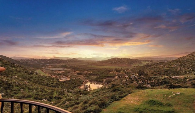 Breathtaking retreat in the wine country on the ranch with goats you can pet!