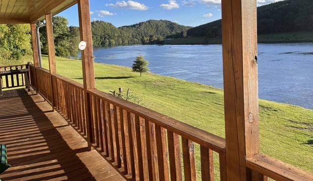 Breathtaking River View/Cozy Log Cabin