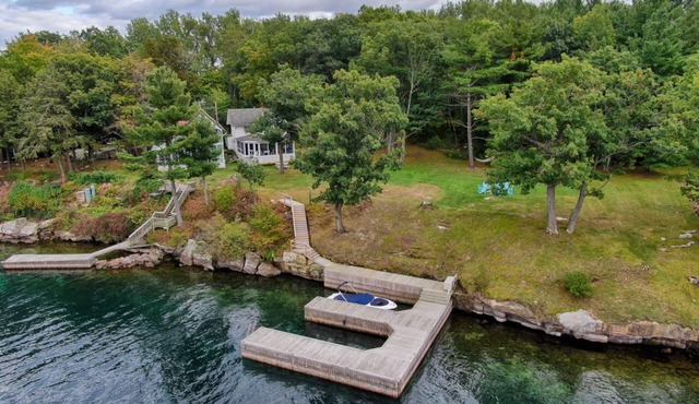 Breathtaking River Views from Quaint Historic Round Island Cottage