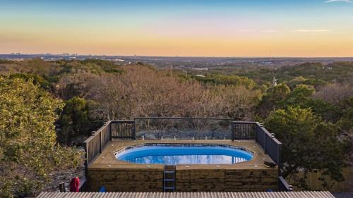 Breathtaking Roof Pool views, Gameroom, Firepit