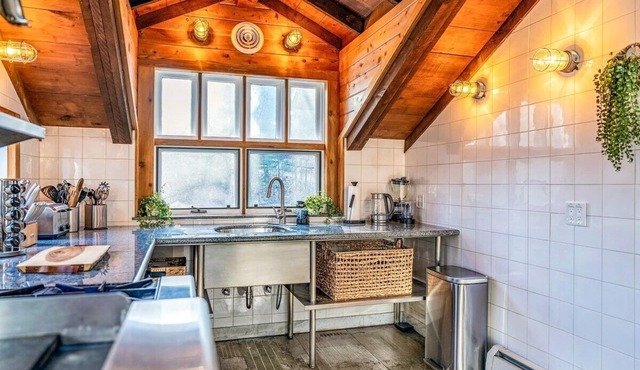 Breathtaking Rustic Lodge| Lake Views & Hot Tub