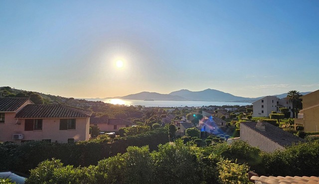 Breathtaking sea view: 3-room mini-villa in Porticcio with swimming pools