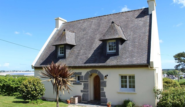 Breathtaking sea view with large garden