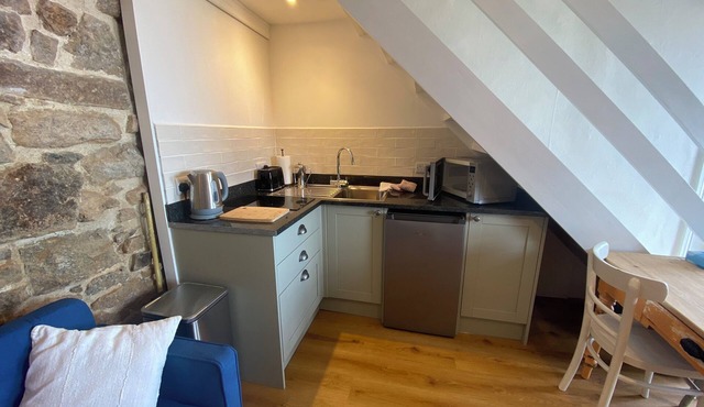 Breathtaking sea views, parking, beaches. your ideal home away from home.