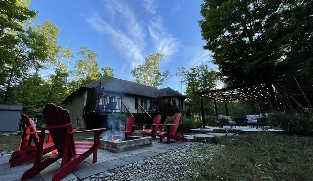 Breathtaking Serene cottage with Hot Tub (Pet-Friendly!)