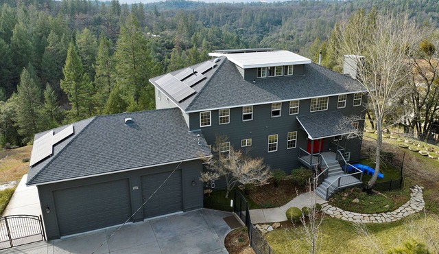 Breathtaking Sierra Foothills Sunset Views w/hot tub, volleyball, and EV charger