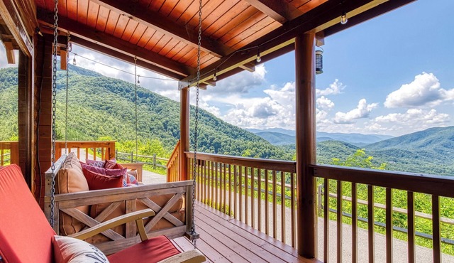 Breathtaking Smoky Mountain Views-Hot Tub-Porch Swing-Refined Rustic Retreat