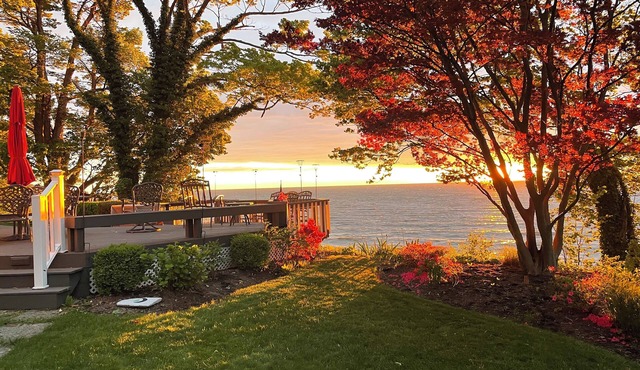 Breathtaking Sunsets Lakefront Beach House, & Steps to Private Beach, Lake Erie.