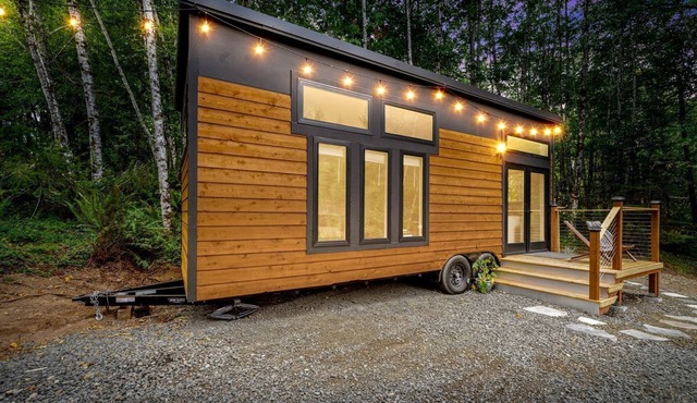 Breathtaking Tiny House with Jacuzzi and Outdoor Shower in Washington