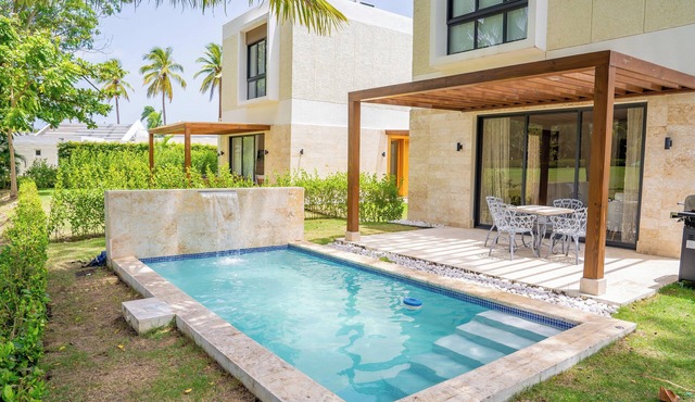 Breathtaking Townhome with Awesome Golf & Pool View, Patio & Beach Nearby