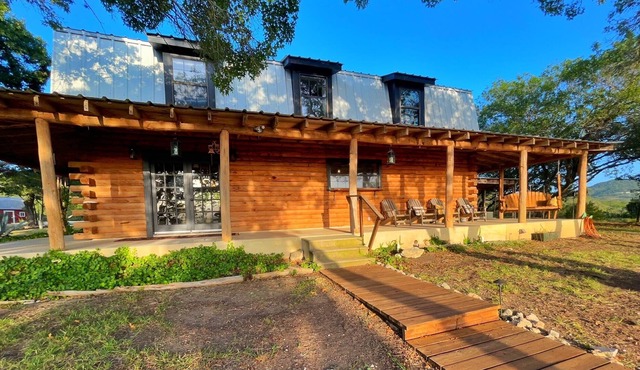 Breathtaking Utopian Hill Top Views 5/2 Log Home w/Hot tub