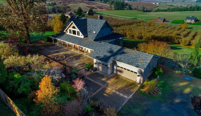 Breathtaking Valley Views, Pet Friendly, Huge Deck, Fire-Pit, Air Hockey, Ping Pong, Near Vineyards