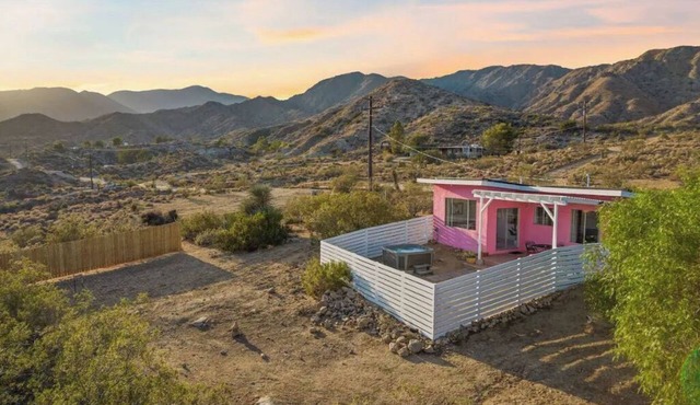 Breathtaking Views, Incredible Stargazing, Hot Tub & Cowboy Tub, on Private Lot