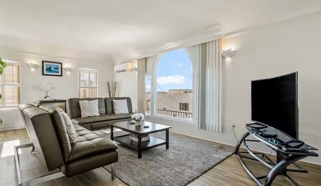 Breathtaking View 2BD/1BTH Unit in Central SD