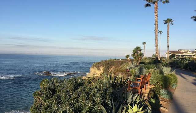 Breathtaking views & a minute stroll to monarch beach, restaurants,and shops.