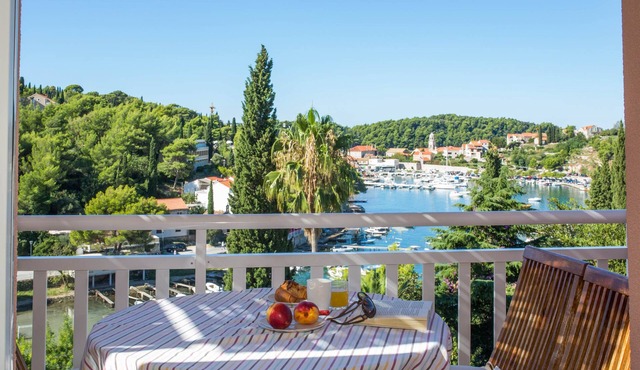 Breathtaking views apt close to sea