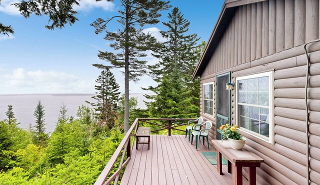 Breathtaking Views! Cozy Log Cabin in Northport
