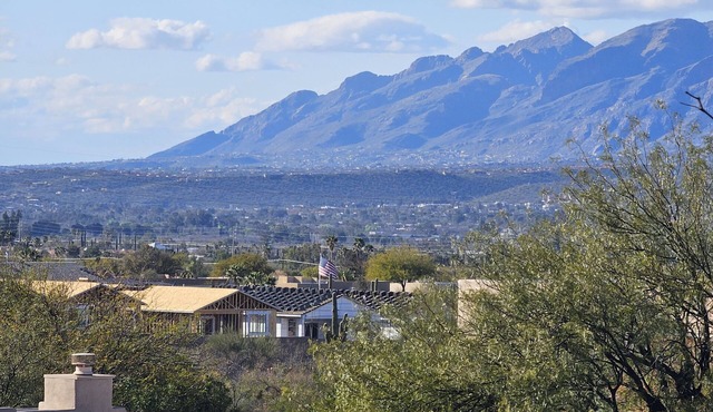 Breathtaking views in Tucson - Relax and refresh in a peaceful neighborhood.