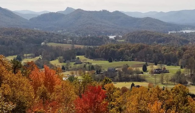 Breathtaking Views of Lake Chatuge & Mountain Harbour Golf Course.