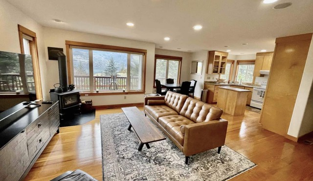 Breathtaking Views of the Columbia River and Syncline Hills