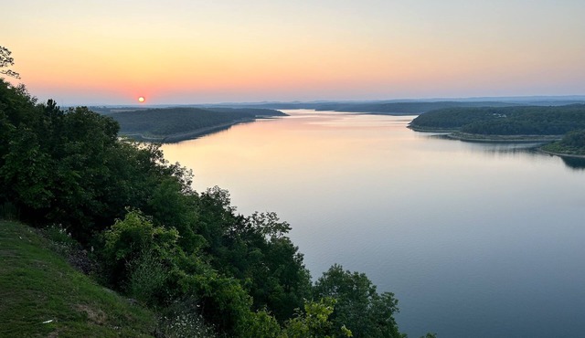 Breathtaking Views overlooking Bull Shoals Lake. 45 minutes from Branson!