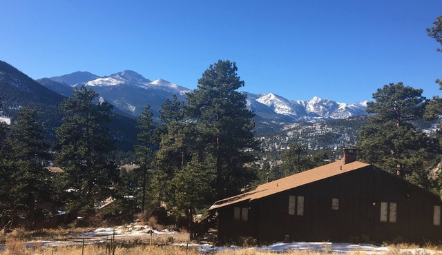 Breathtaking Views, Private, Spacious Deck, Cozy Fireplace, 3BR/2BA, Sleeps 8