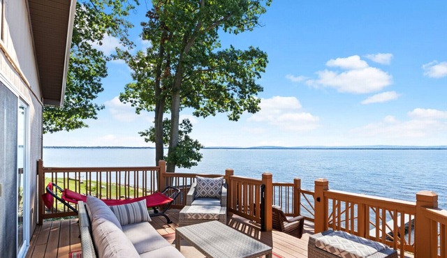 Breathtaking Views Private Lakefront Cottage {Fall Discounts!!🍁}