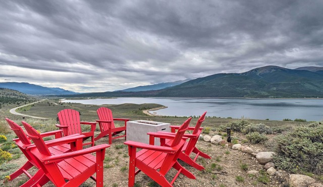 Breathtaking Views: Twin Lakes Retreat w/Deck
