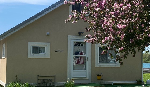 Breathtaking views- Updated 3-Bedroom Cottage Lake Ontario sunrise to sunset