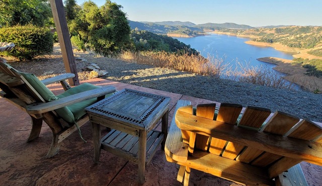 Breathtaking Vineyard and Lake Views, Secluded with private pickleball court