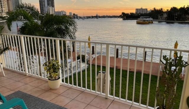 Breathtaking Waterfront Escape in Fort Lauderdale — Chic, Bright & Top-Reviewed!
