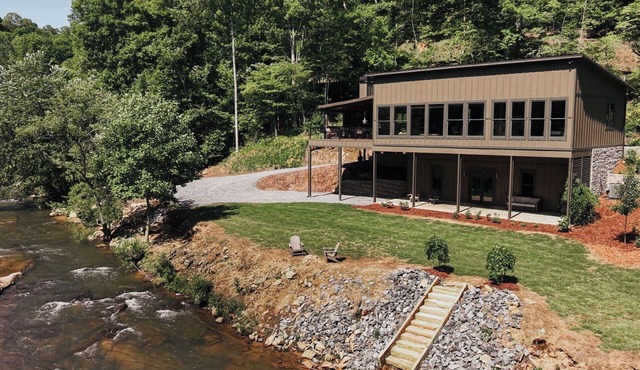 Breathtaking Waterfront Cabin NEW Sauna & Hot Tub w/Fireplace. Fishing & Kayak