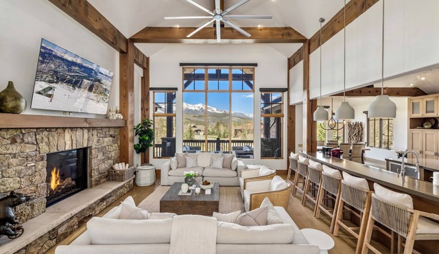 Breck Mansion- Mountain Views, Hot Tub, Sauna, Guest House, Golf Course