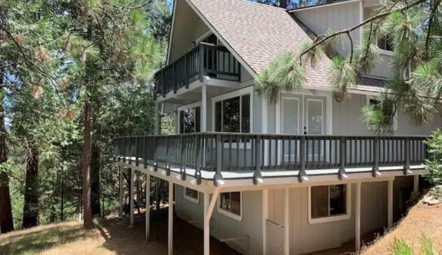 Breckenridge Chalet near Yosemite. Nestled in the Pines. Sleeps 6. Dog friendly!