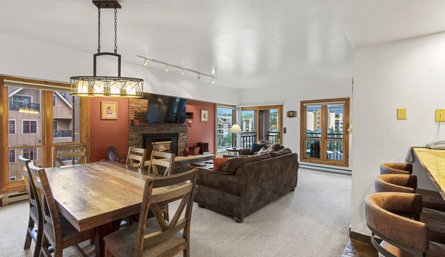 Breckenridge Ski In Ski Out Condo, Pool & Hot Tubs, Great Views, Walk to Town