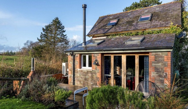 Brecon Cottage - Two Bedroom Villa, Sleeps 4