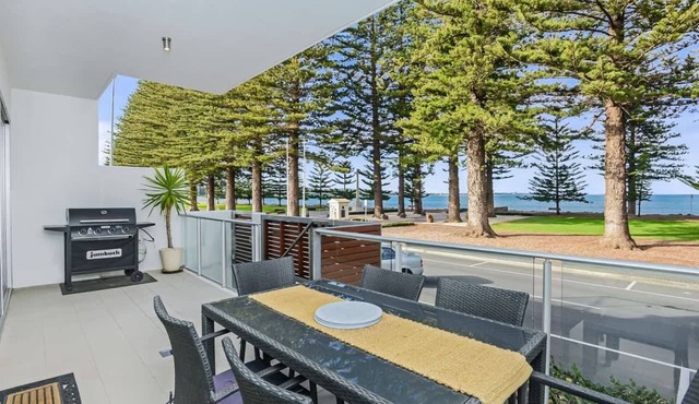 Breeze 10, Ground-Floor Luxury Beachfront Stay