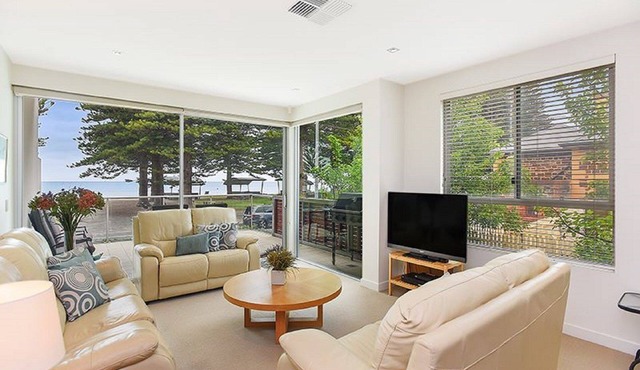 Breeze Beachfront Apartment 1: Ocean Views and Convenient Ground Floor Access!