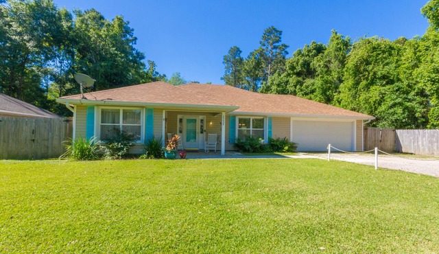 Breeze Blu Inn Fenced yard, Pups Welcome, Beautiful ,Peaceful, Perfect location.