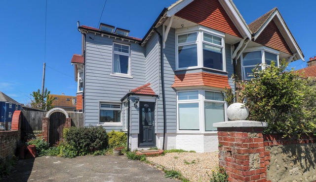 BREEZE, pet friendly, country holiday cottage in Bognor Regis