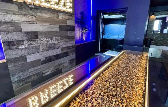 BREEZE SUITES - LUXURY GROUP ACCOM - SLEEPS 19