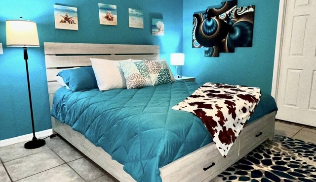 BREEZE VILLA: cool house w a swimming pool!