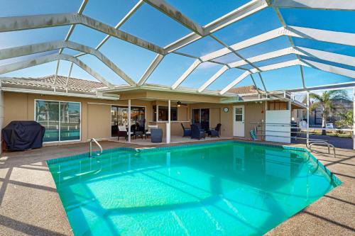 Breezes and Bliss on the Canal