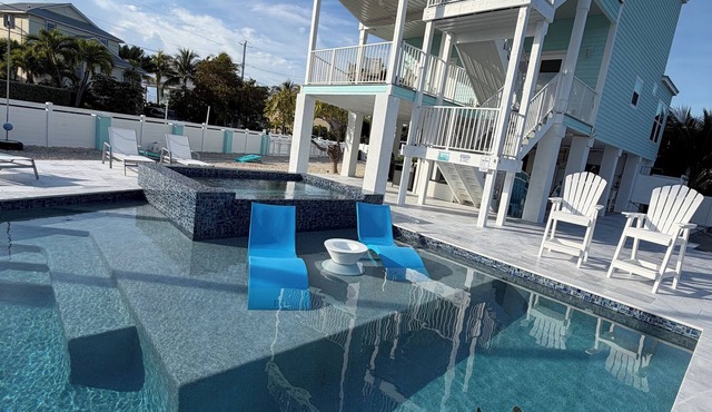 Breezeswept, Pool & Jacuzzi, Ocean views, 2 large decks, Quick Access to Water.